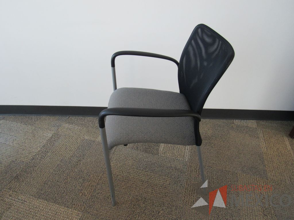 Lote 028 - Escritorio en escuadra con cubierta tipo madera, 2 Sillas de visita y Silla Operativas - Imagen 3