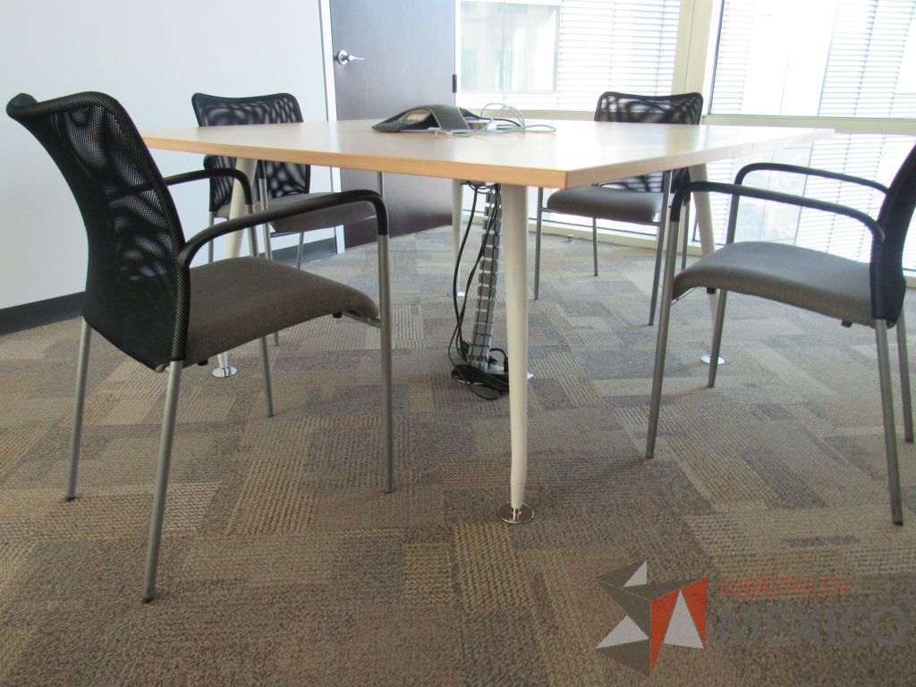 Lote 032 - Mesa de trabajo cuadrada para 4 personas con patas metálicas y cubierta tipo madera. - Imagen 4