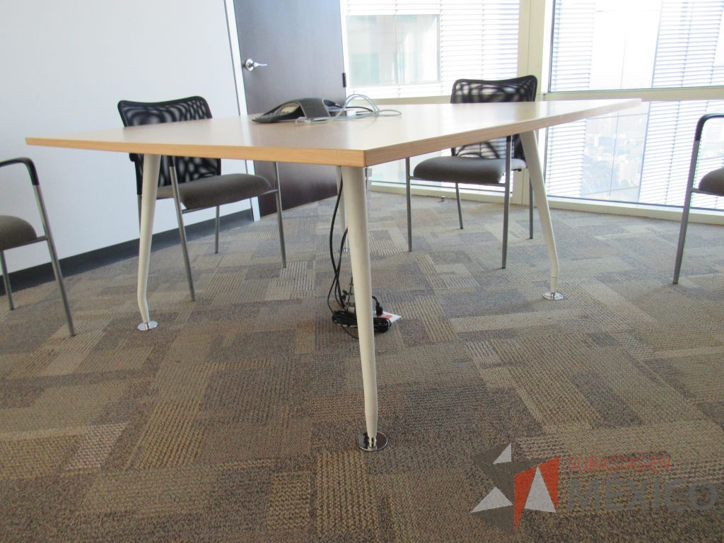 Lote 032 - Mesa de trabajo cuadrada para 4 personas con patas metálicas y cubierta tipo madera. - Imagen 5