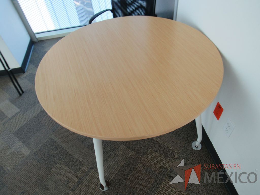 Lote 022 - Mesa de trabajo circular para 4 personas con patas metálicas y cubierta tipo madera - Imagen 2