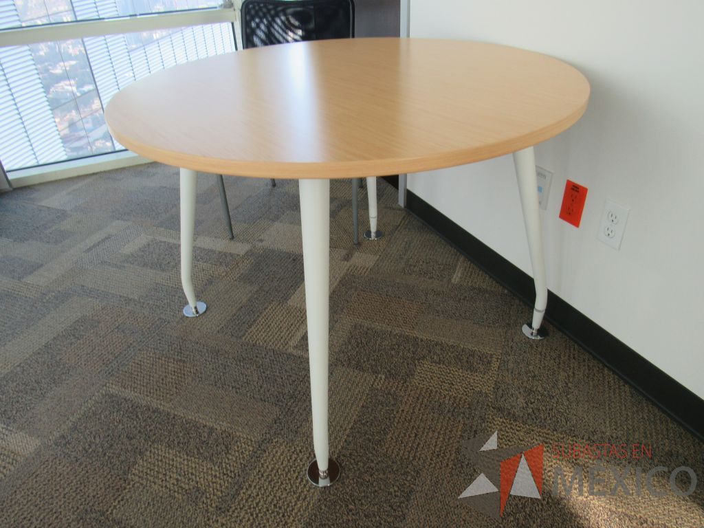 Lote 022 - Mesa de trabajo circular para 4 personas con patas metálicas y cubierta tipo madera