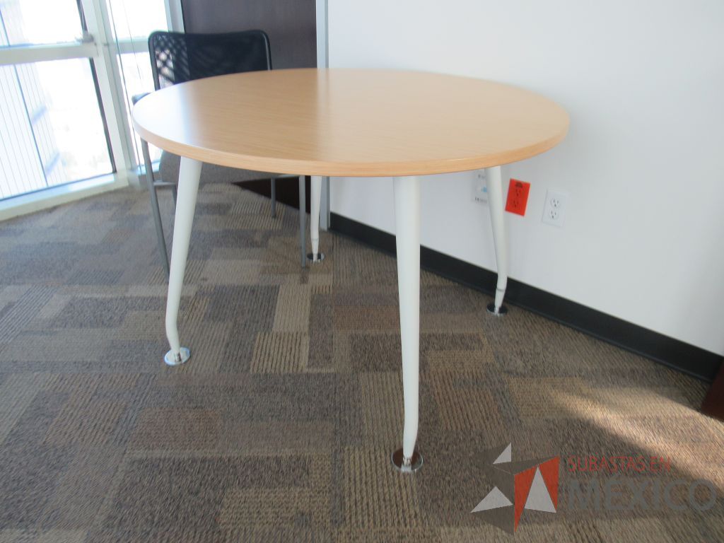 Lote 022 - Mesa de trabajo circular para 4 personas con patas metálicas y cubierta tipo madera - Imagen 3