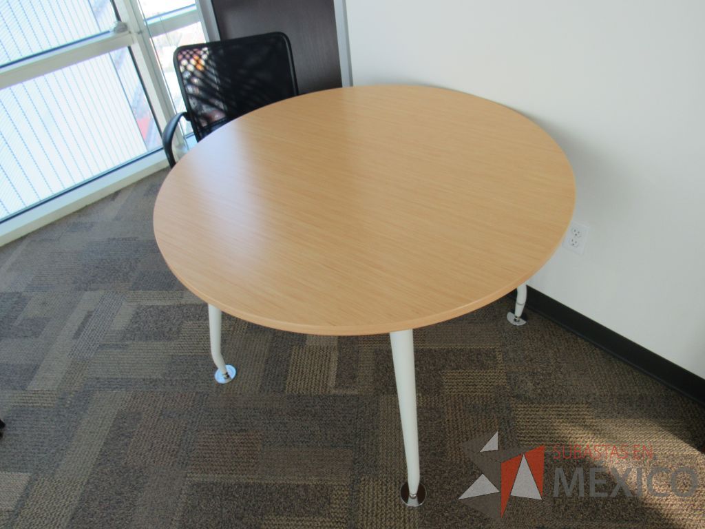 Lote 022 - Mesa de trabajo circular para 4 personas con patas metálicas y cubierta tipo madera - Imagen 4