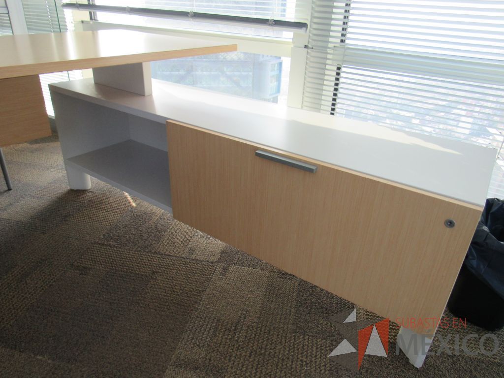 Lote 034 - Escritorio en escuadra con credenza, 2 Sillas de visita y Silla operativa. - Imagen 10