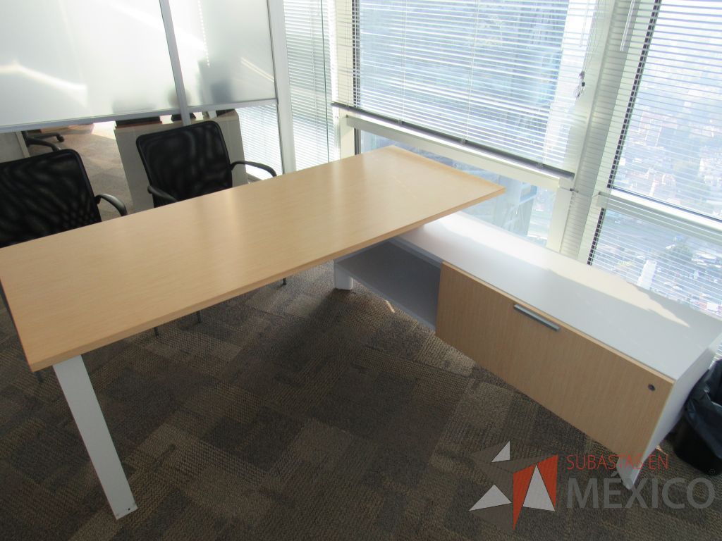 Lote 034 - Escritorio en escuadra con credenza, 2 Sillas de visita y Silla operativa.