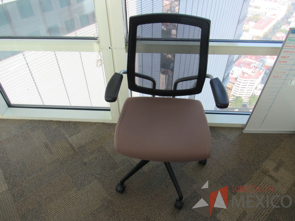 Lote 028 - Escritorio en escuadra con cubierta tipo madera, 2 Sillas de visita y Silla Operativas