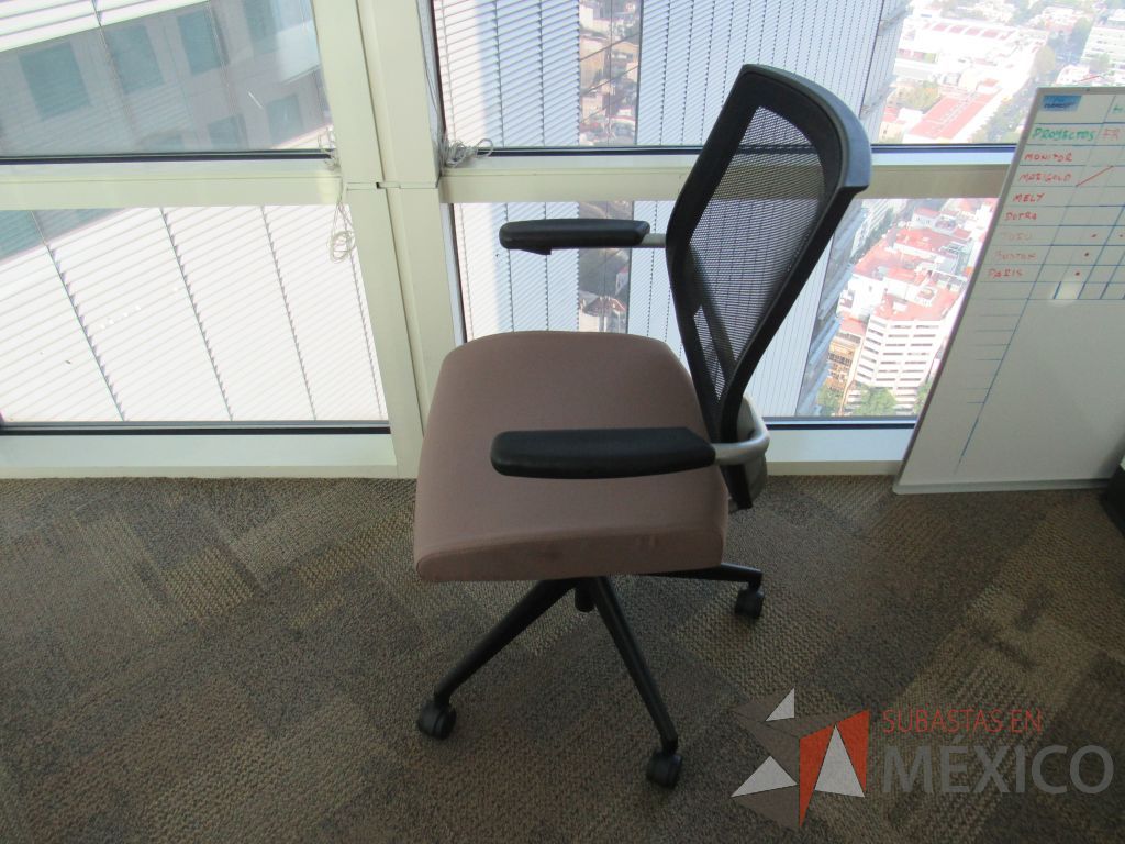 Lote 034 - Escritorio en escuadra con credenza, 2 Sillas de visita y Silla operativa. - Imagen 7