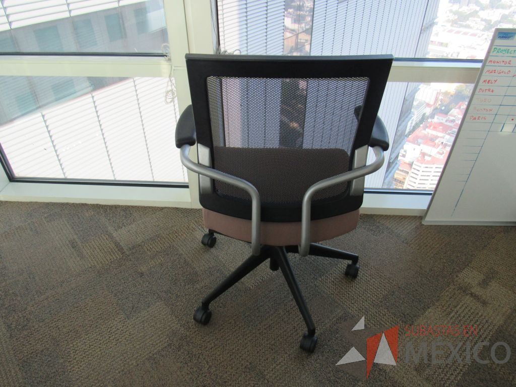 Lote 034 - Escritorio en escuadra con credenza, 2 Sillas de visita y Silla operativa. - Imagen 8