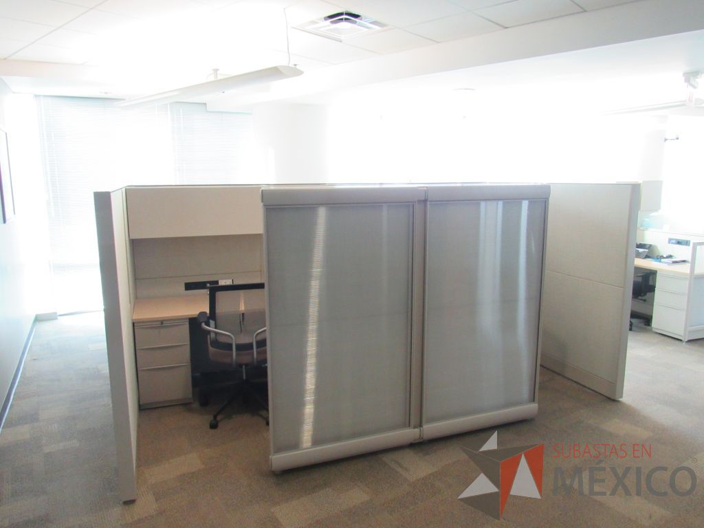 Lote 016 - Estación de trabajo para 4 personas de mampara alta con 4 archiveros de pedestal de 4 cajones y 8 gavetas superiores. - Imagen 7