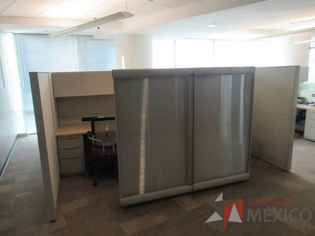 Lote 016 - Estación de trabajo para 4 personas de mampara alta con 4 archiveros de pedestal de 4 cajones y 8 gavetas superiores. - Imagen 4
