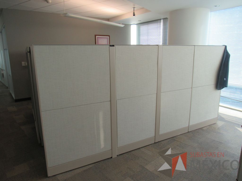 Lote 016 - Estación de trabajo para 4 personas de mampara alta con 4 archiveros de pedestal de 4 cajones y 8 gavetas superiores. - Imagen 5