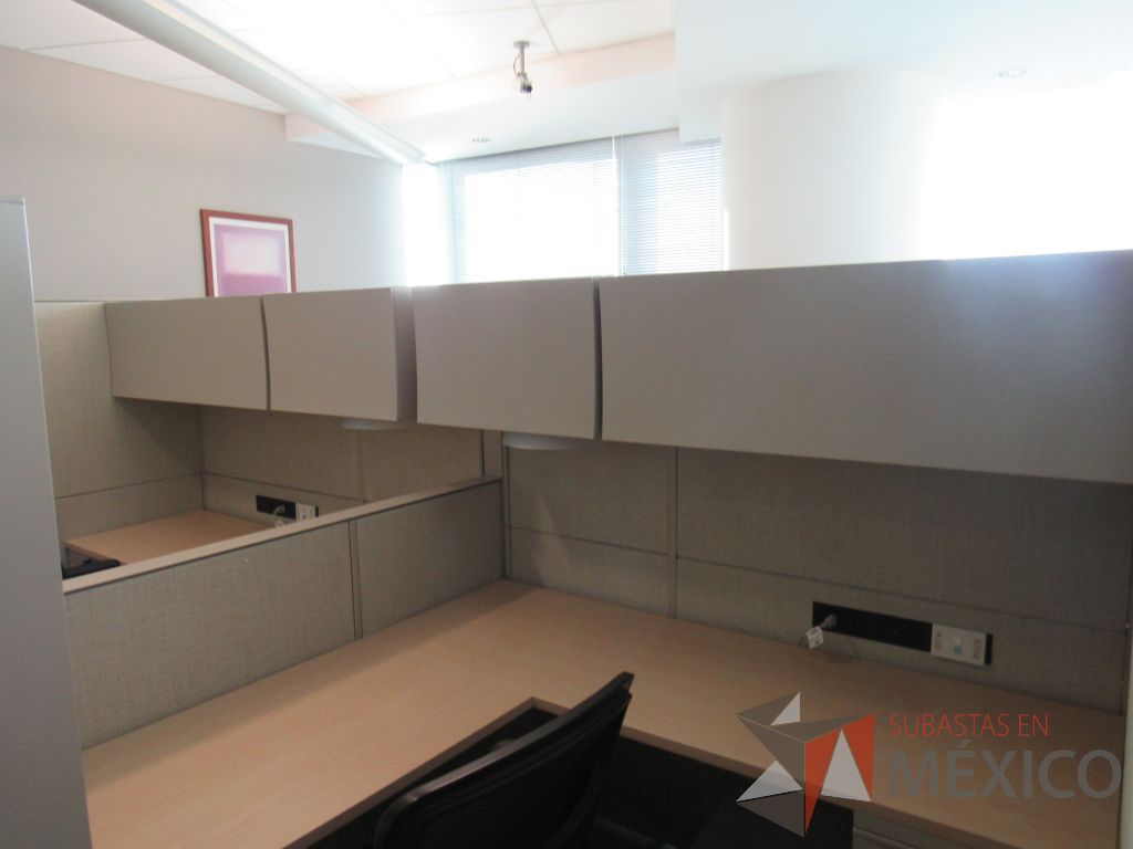 Lote 016 - Estación de trabajo para 4 personas de mampara alta con 4 archiveros de pedestal de 4 cajones y 8 gavetas superiores. - Imagen 6