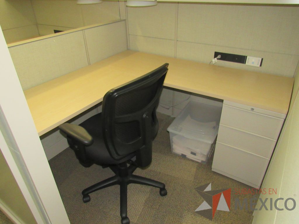 Lote 016 - Estación de trabajo para 4 personas de mampara alta con 4 archiveros de pedestal de 4 cajones y 8 gavetas superiores. - Imagen 8