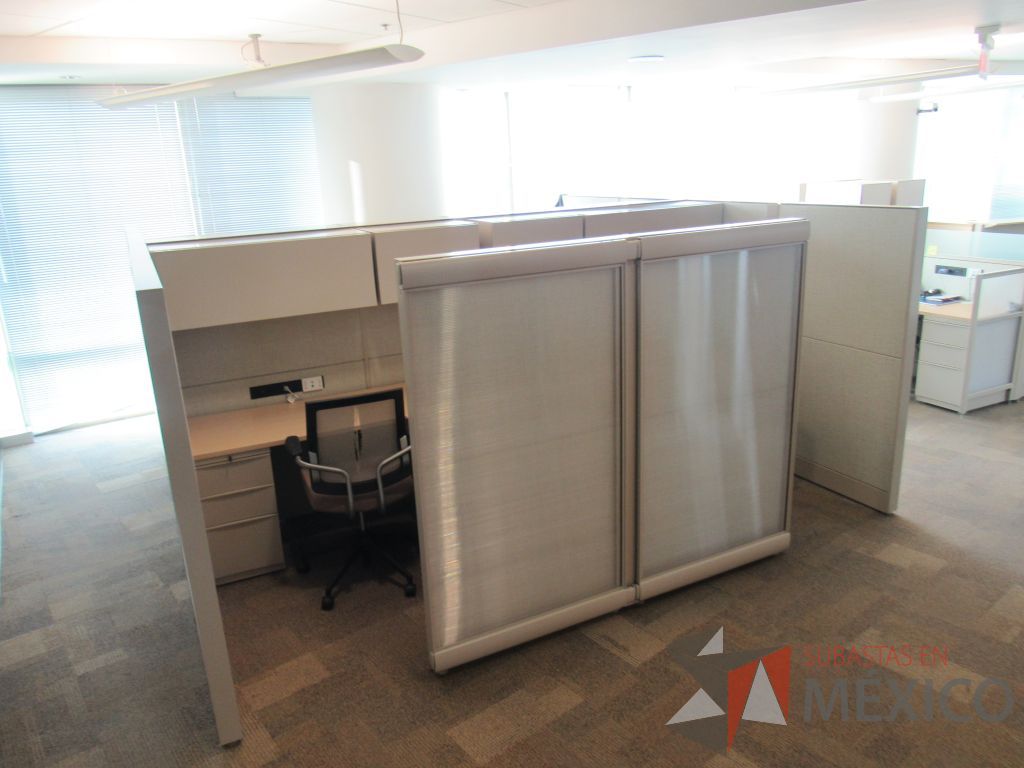 Lote 016 - Estación de trabajo para 4 personas de mampara alta con 4 archiveros de pedestal de 4 cajones y 8 gavetas superiores. - Imagen 9