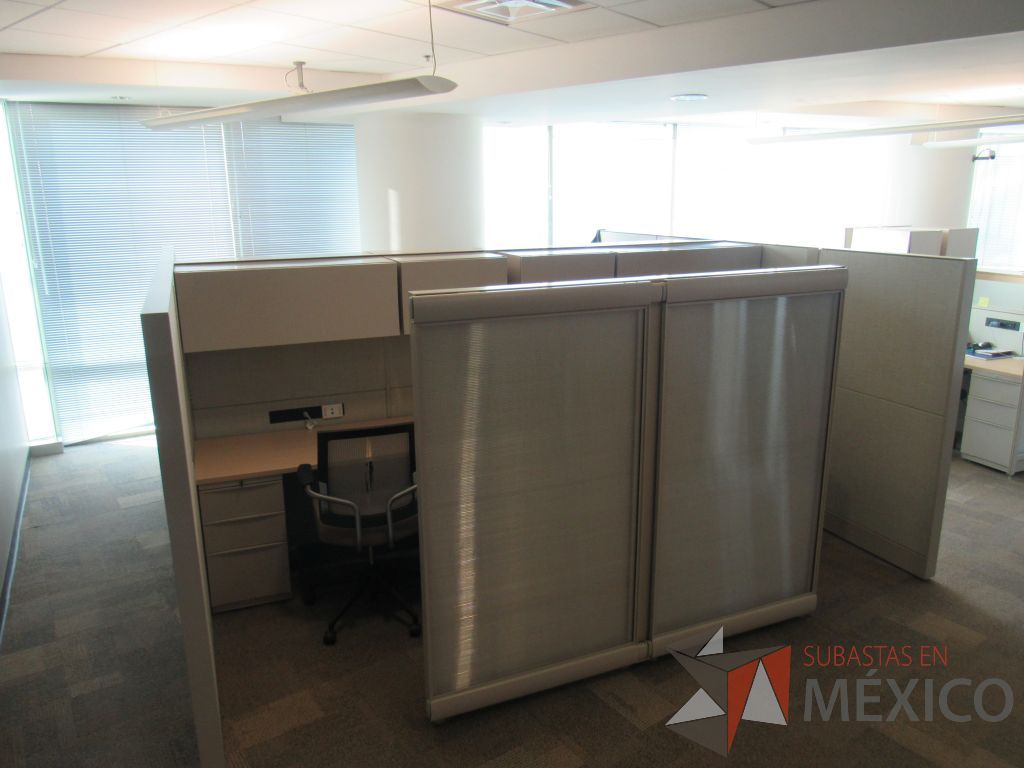 Lote 016 - Estación de trabajo para 4 personas de mampara alta con 4 archiveros de pedestal de 4 cajones y 8 gavetas superiores. - Imagen 10