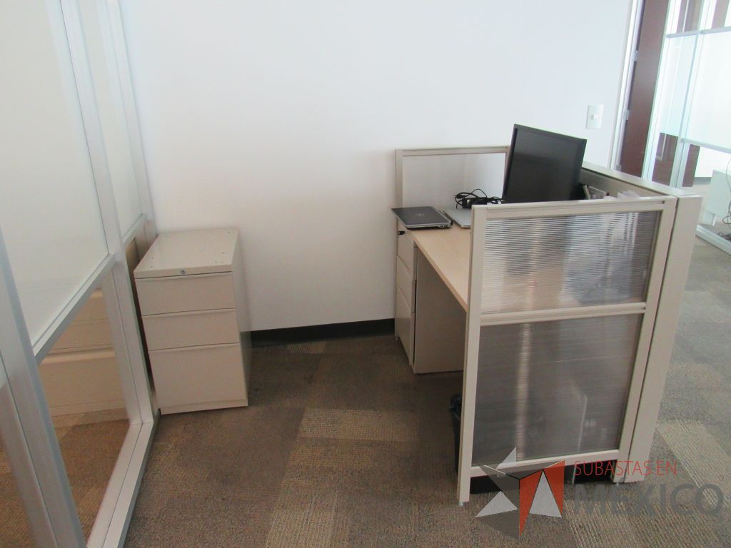 Lote 017 -Escritorio con mampara baja, archivero de pedestal de 3 cajones y archivero vertical de 3 cajones. - Imagen 2