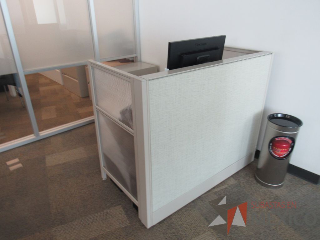 Lote 017 -Escritorio con mampara baja, archivero de pedestal de 3 cajones y archivero vertical de 3 cajones. - Imagen 6