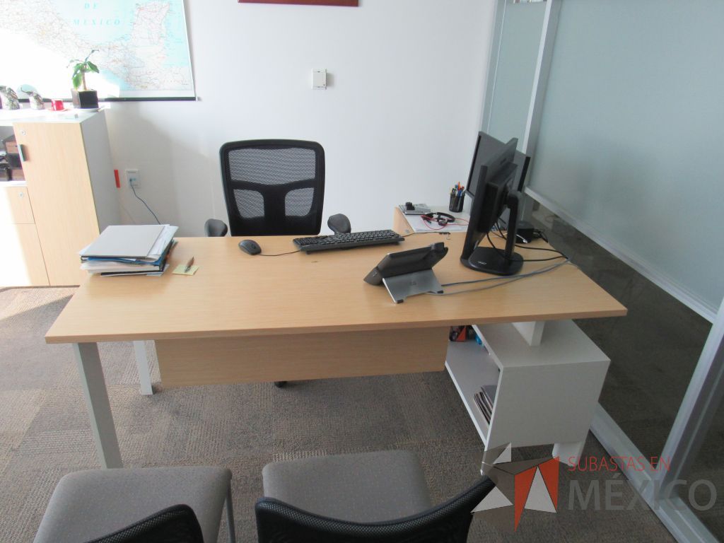 Lote 019 - Escritorio en escuadra con cubierta tipo madera y credenza de pedestal con 1 cajón. - Imagen 3