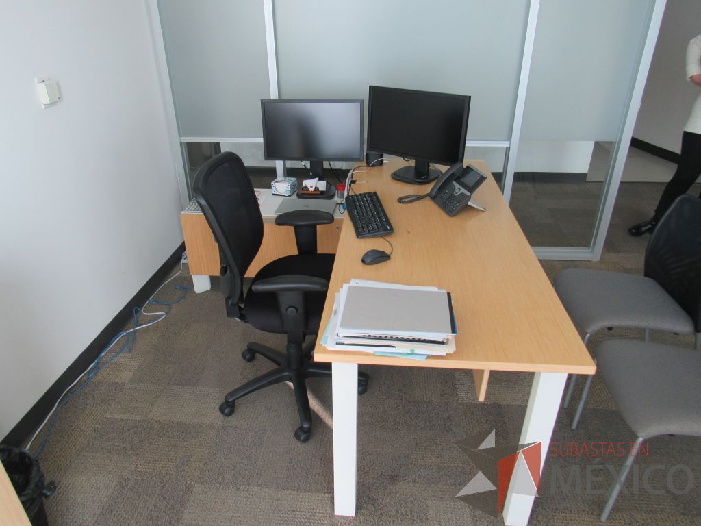 Lote 019 - Escritorio en escuadra con cubierta tipo madera y credenza de pedestal con 1 cajón.