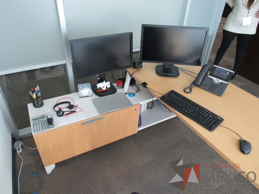 Lote 019 - Escritorio en escuadra con cubierta tipo madera y credenza de pedestal con 1 cajón. - Imagen 4