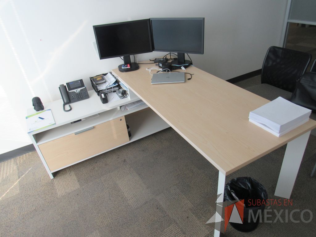 Lote 004 - Gabinete con 1 puerta y escritorio en escuadra con cubierta tipo madera - Imagen 3