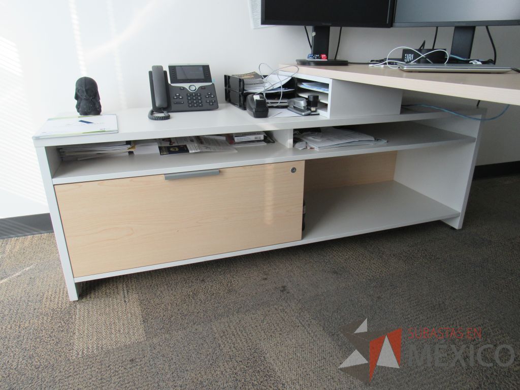 Lote 004 - Gabinete con 1 puerta y escritorio en escuadra con cubierta tipo madera - Imagen 4
