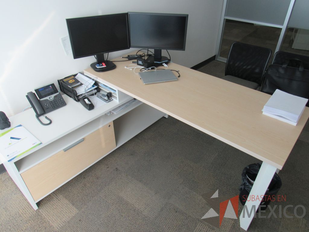 Lote 004 - Gabinete con 1 puerta y escritorio en escuadra con cubierta tipo madera - Imagen 5