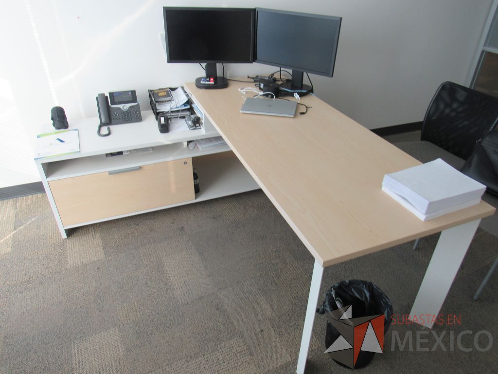 Lote 004 - Gabinete con 1 puerta y escritorio en escuadra con cubierta tipo madera