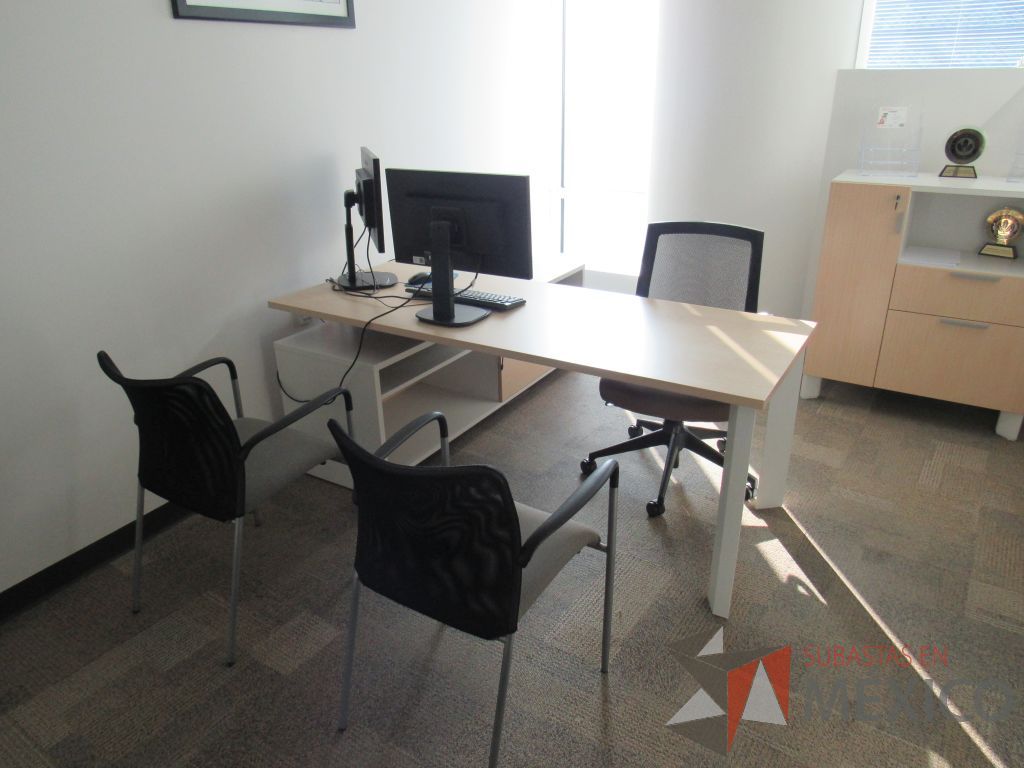 Lote 007 - Escritorio en escuadra con cubierta tipo madera y credenza de pedestal con 1 cajón. - Imagen 2