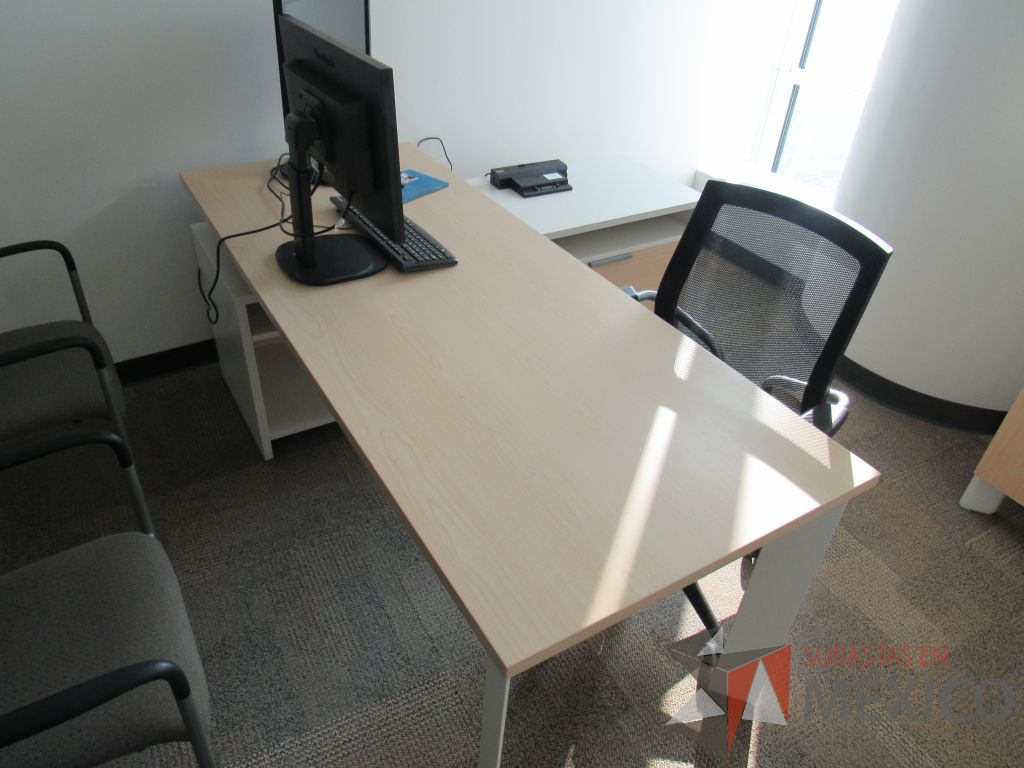 Lote 007 - Escritorio en escuadra con cubierta tipo madera y credenza de pedestal con 1 cajón. - Imagen 3
