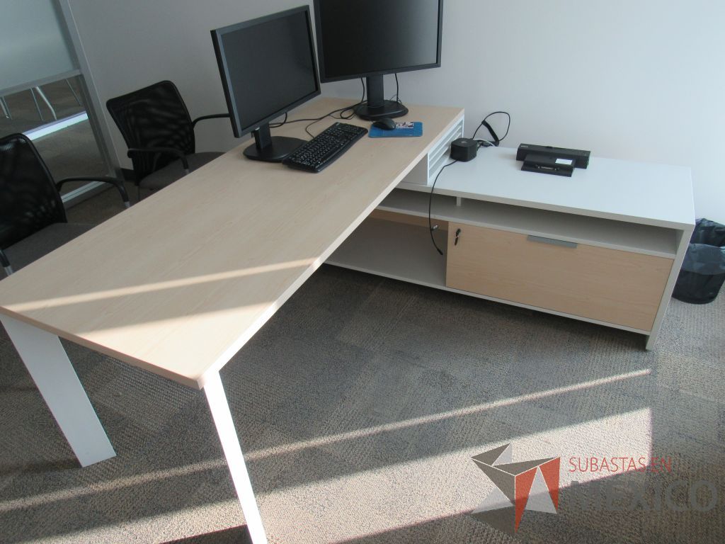 Lote 007 - Escritorio en escuadra con cubierta tipo madera y credenza de pedestal con 1 cajón. - Imagen 4