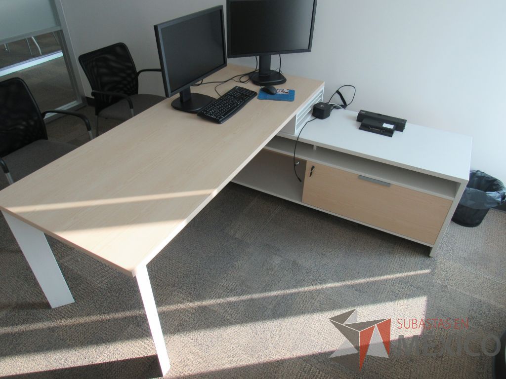 Lote 007 - Escritorio en escuadra con cubierta tipo madera y credenza de pedestal con 1 cajón. - Imagen 5