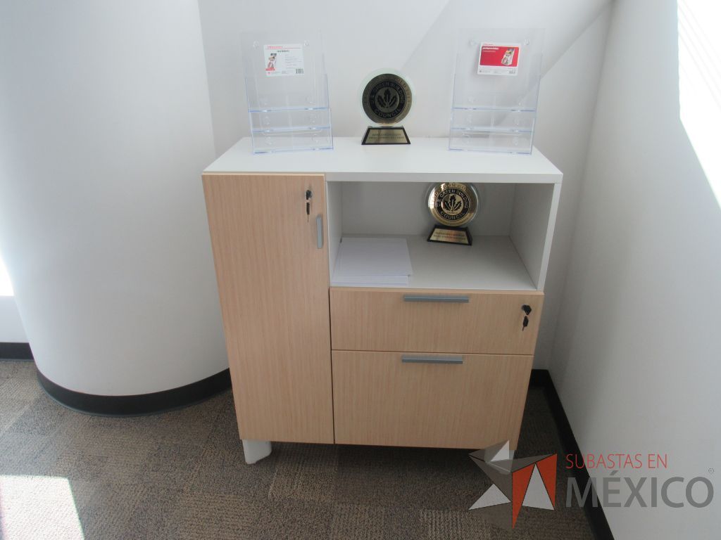 Lote 007 - Escritorio en escuadra con cubierta tipo madera y credenza de pedestal con 1 cajón. - Imagen 6