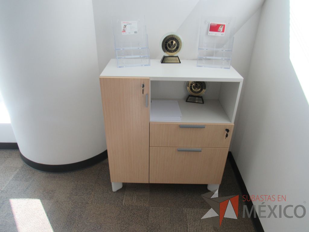 Lote 007 - Escritorio en escuadra con cubierta tipo madera y credenza de pedestal con 1 cajón. - Imagen 7