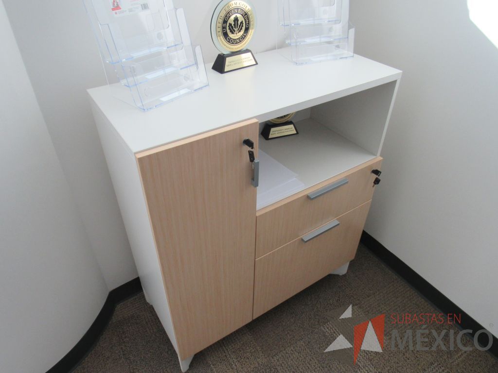 Lote 007 - Escritorio en escuadra con cubierta tipo madera y credenza de pedestal con 1 cajón. - Imagen 8