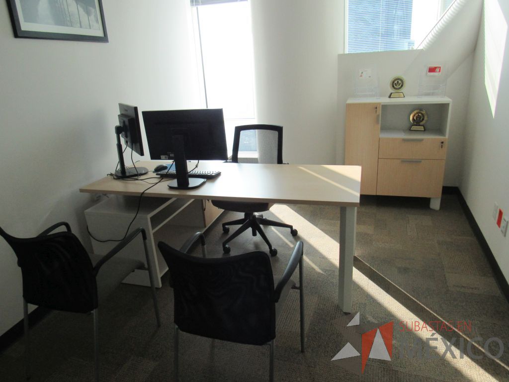 Lote 007 - Escritorio en escuadra con cubierta tipo madera y credenza de pedestal con 1 cajón.