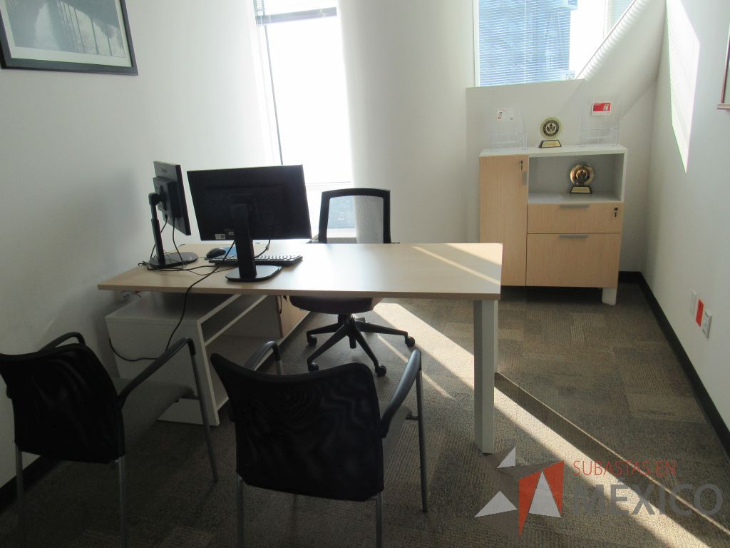 Lote 007 - Escritorio en escuadra con cubierta tipo madera y credenza de pedestal con 1 cajón. - Imagen 9