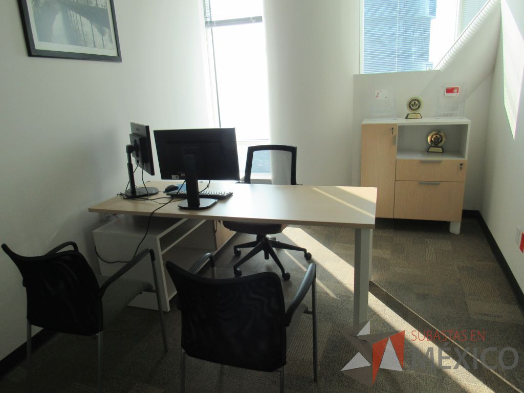 Lote 007 - Escritorio en escuadra con cubierta tipo madera y credenza de pedestal con 1 cajón. - Imagen 10