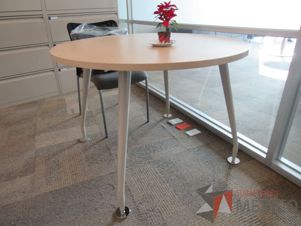 Lote 009 - Mesa de trabajo circular para 4 personas con patas metálicas y cubierta tipo madera - Imagen 2