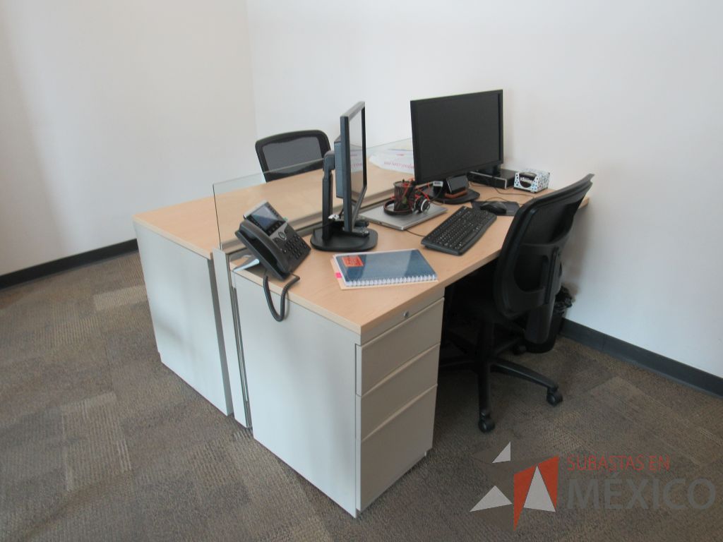 Lote 008 - Estación de trabajo para 2 personas con mampara divisora y 2 archiveros de pedestal de 3 cajones.