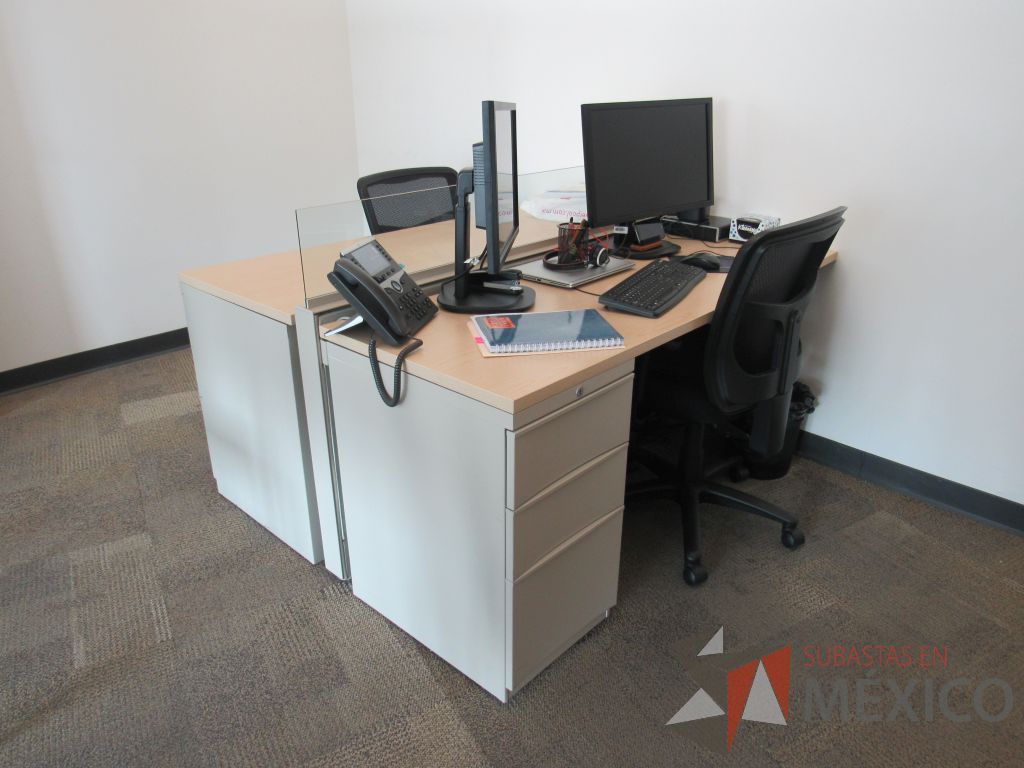 Lote 008 - Estación de trabajo para 2 personas con mampara divisora y 2 archiveros de pedestal de 3 cajones. - Imagen 3
