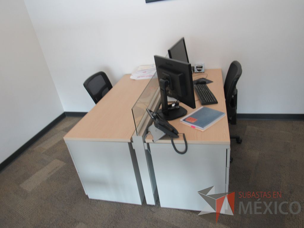 Lote 008 - Estación de trabajo para 2 personas con mampara divisora y 2 archiveros de pedestal de 3 cajones. - Imagen 4