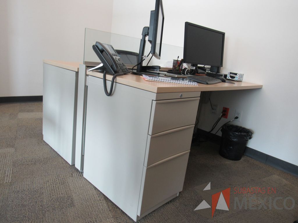 Lote 008 - Estación de trabajo para 2 personas con mampara divisora y 2 archiveros de pedestal de 3 cajones. - Imagen 5