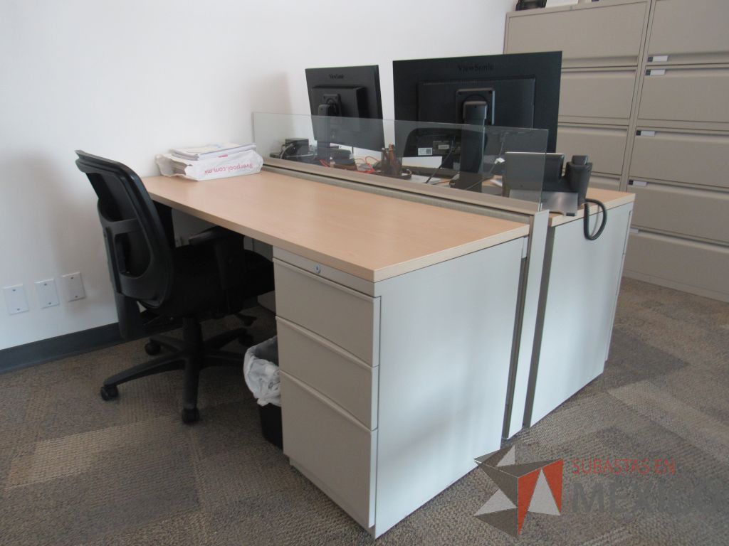 Lote 008 - Estación de trabajo para 2 personas con mampara divisora y 2 archiveros de pedestal de 3 cajones. - Imagen 6