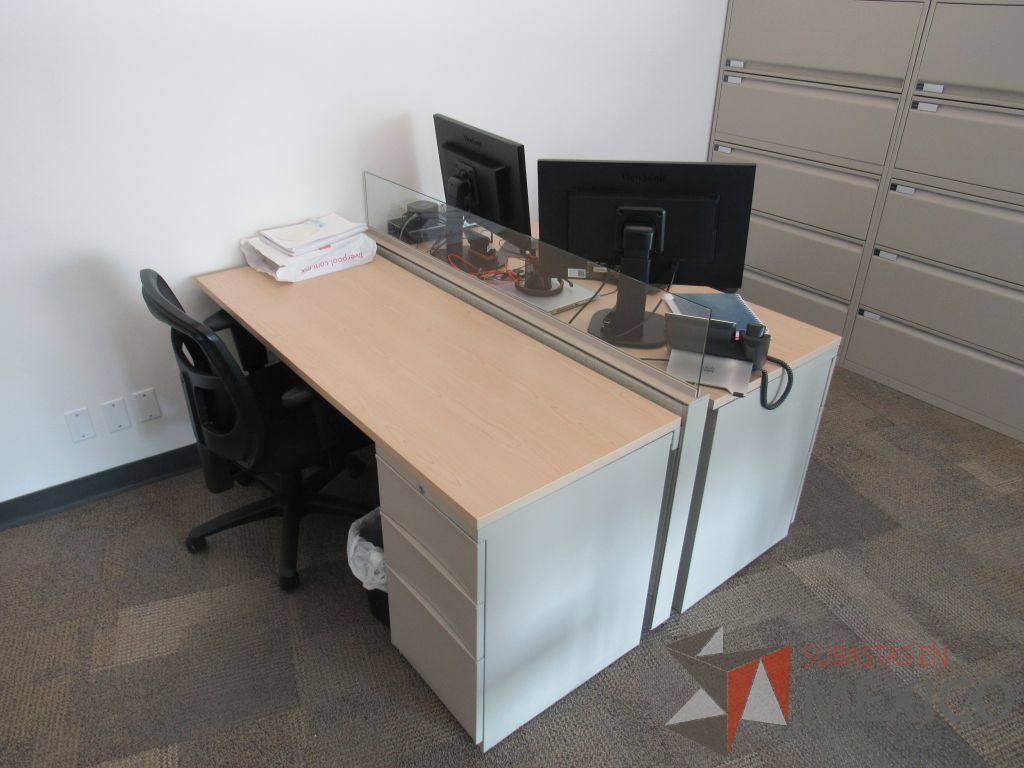 Lote 008 - Estación de trabajo para 2 personas con mampara divisora y 2 archiveros de pedestal de 3 cajones. - Imagen 7