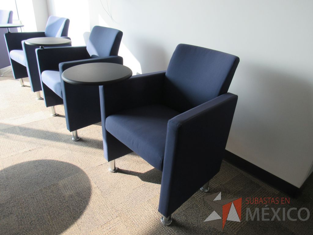 Lote 036 - 2 Sillones de 1 plaza con 4 patas metálicas, paleta color negro, asiento y respaldo en tela color azul. - Imagen 3