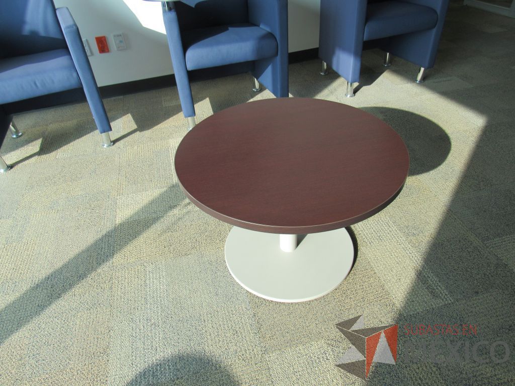 Lote 010 - Mesa de apoyo circular con base metálica y cubierta color café.