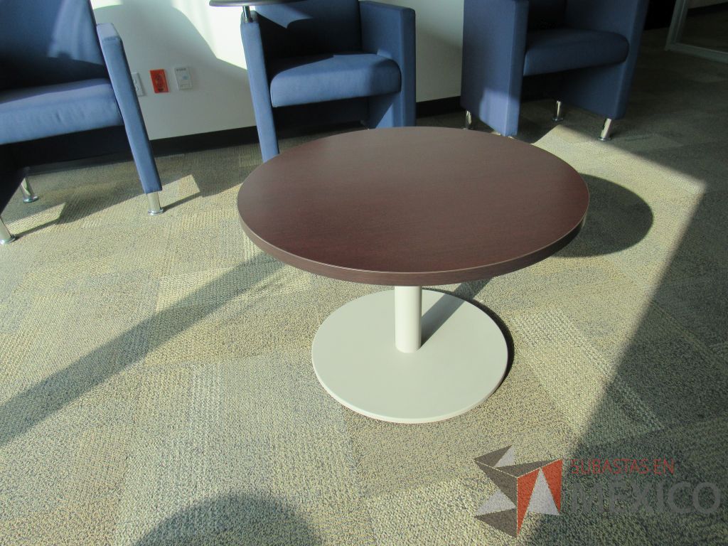 Lote 010 - Mesa de apoyo circular con base metálica y cubierta color café. - Imagen 2