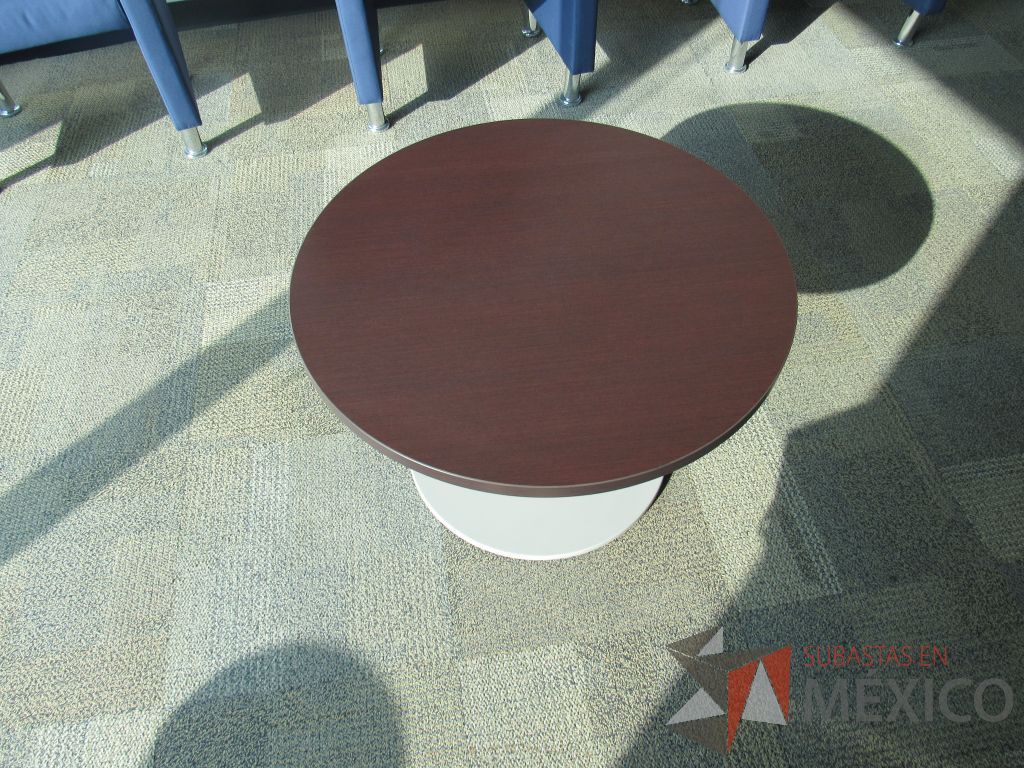Lote 010 - Mesa de apoyo circular con base metálica y cubierta color café. - Imagen 3