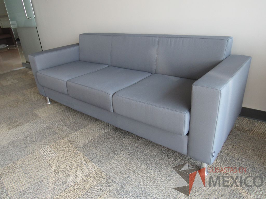 Lote 026 - Sillón de 3 plazas con 4 patas metálicas, asiento y respaldo en tela color gris. - Imagen 2